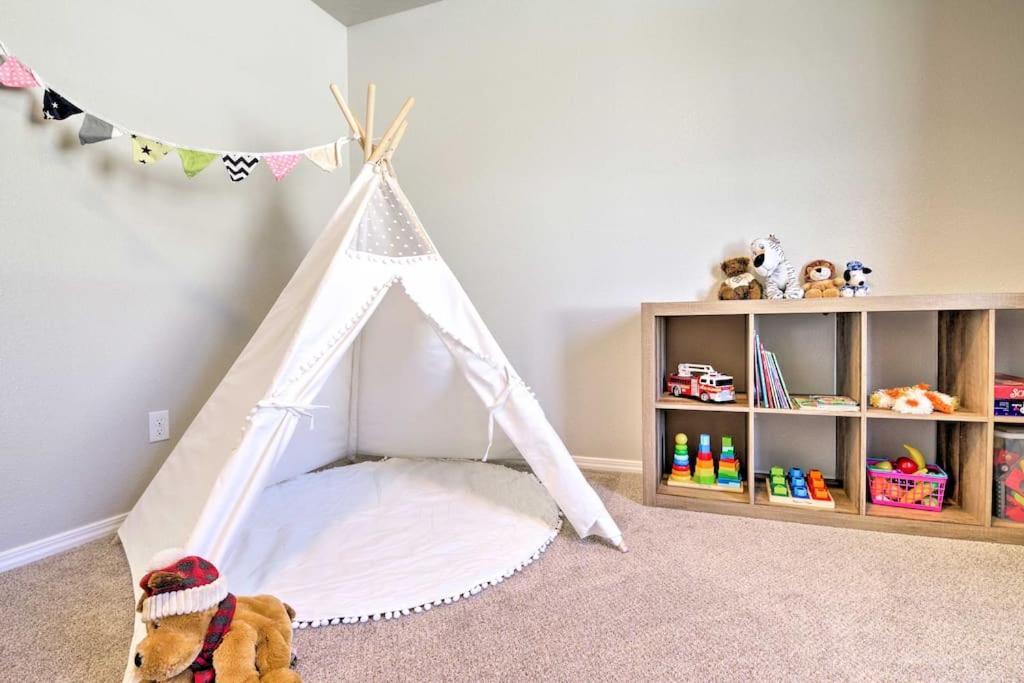 Family Friendly Playroom Garage Колдуел Екстериор снимка